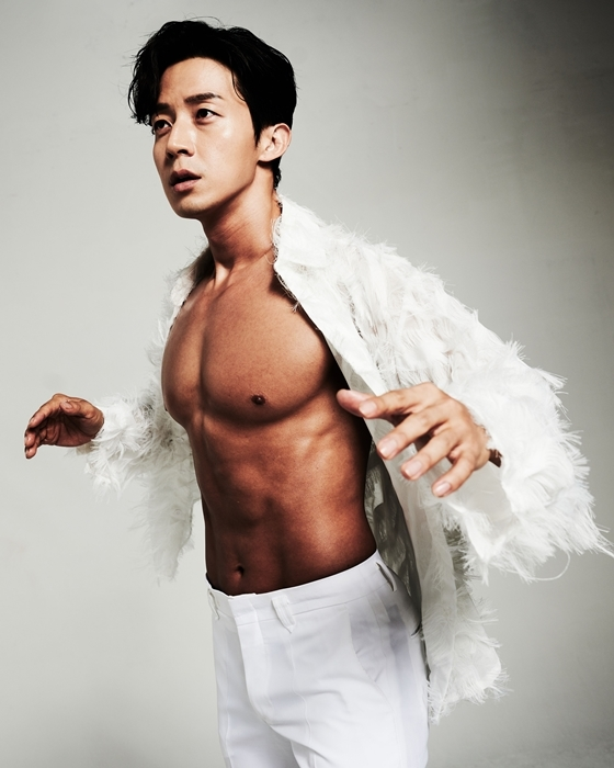 許卿煥展示他的鍛鍊成果，穿著白色服裝，展現健美身材