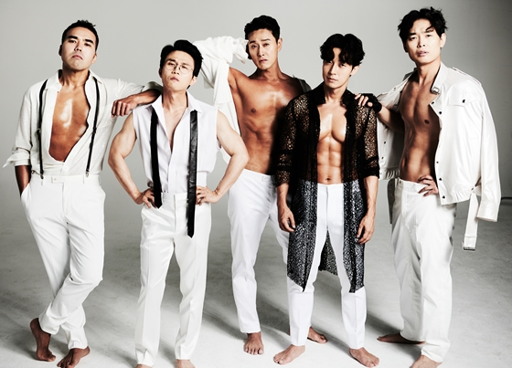 四十Five團體成員，展示經過鍛鍊後的健美體態，穿著時尚服裝