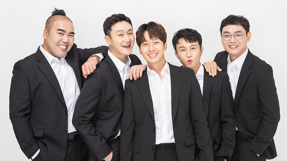 四十Five團體合影，身穿正式服裝，展現出色的改變