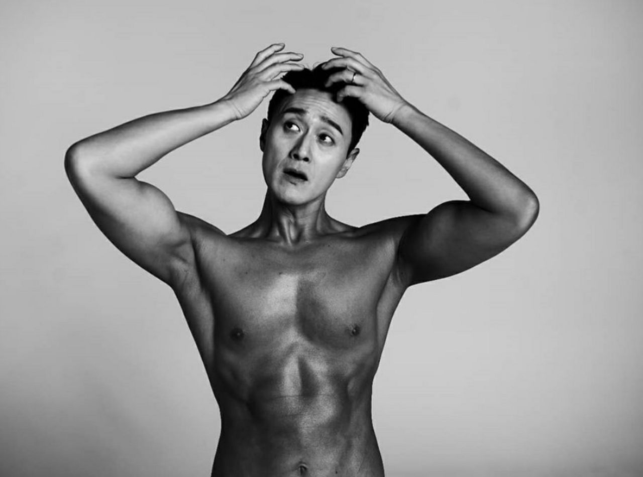 金元孝經過鍛鍊後的體態，在黑白背景下展示混合力量與優雅