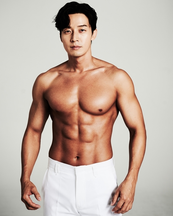 許卿煥在白色背景下展示他的健康身材，經過努力健身取得的優異成果