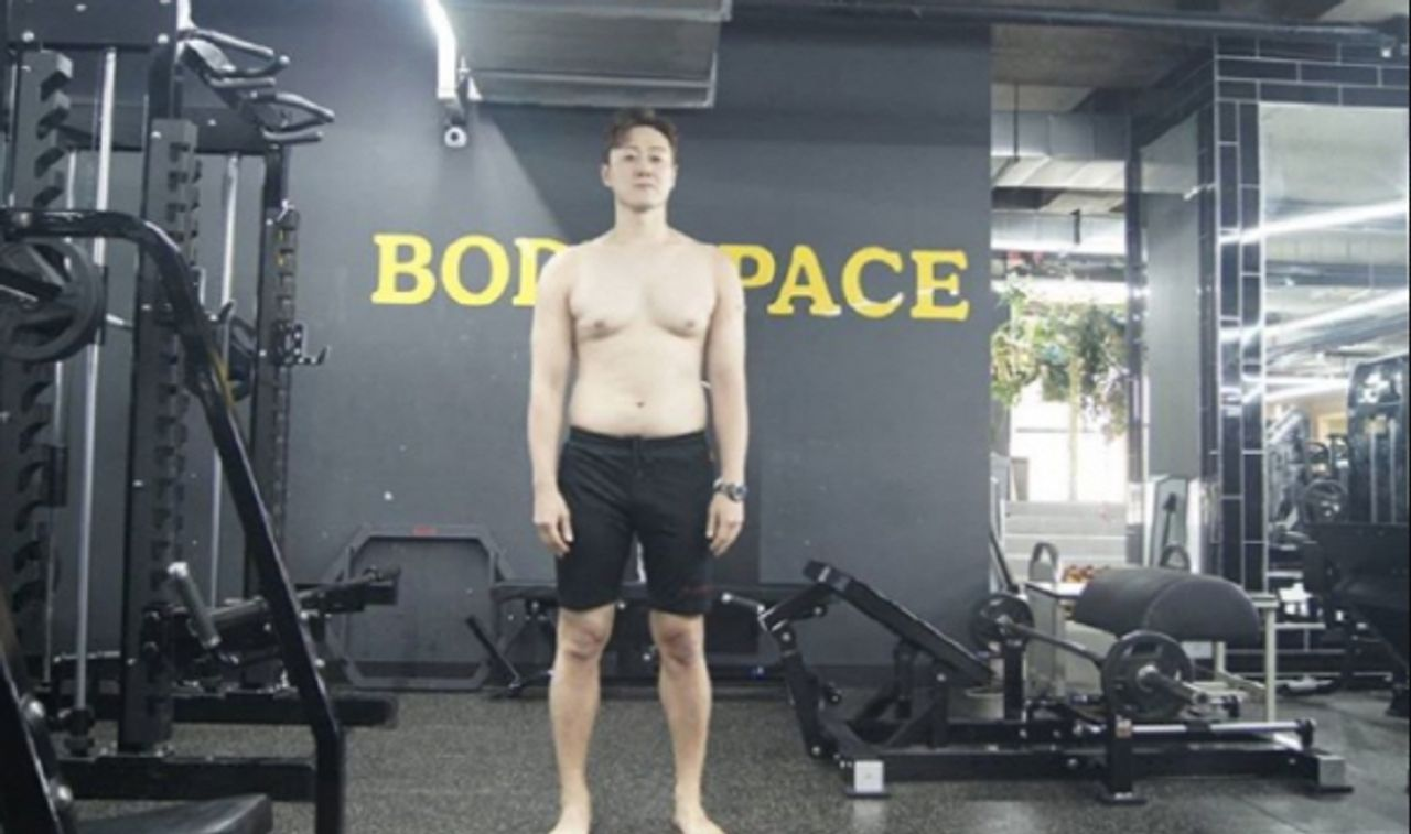 金元孝三個月前的體態，站在健身房中，準備開始健身計劃