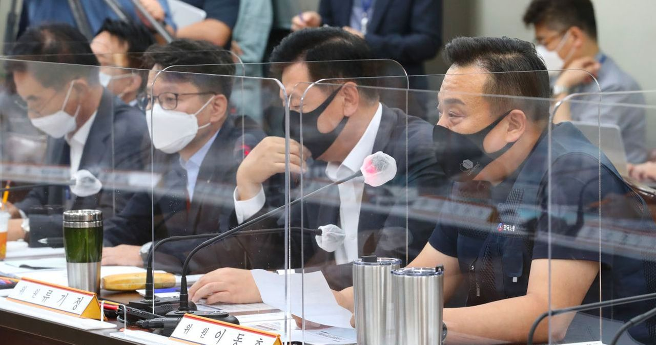 ภาพจากการประชุมเกี่ยวกับการเจรจาปรับค่าแรงขั้นต่ำในเกาหลีใต้ ซึ่งแสดงให้เห็นฉากการประชุมที่มีตัวแทนจากหลายภาคส่วนร่วมกันตัดสินใจและพูดคุยเรื่องนี้ เพื่อประโยชน์ของแรงงานทุกคน (ใบหน้าเบลอไว้ไม่ได้แสดงในคำอธิบาย) 