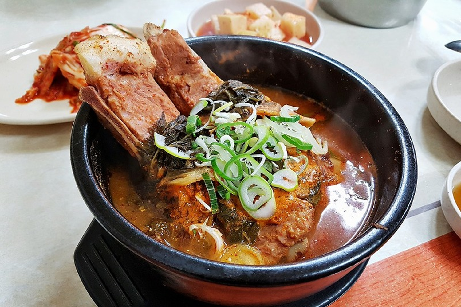 一碗傳統韓式豬骨湯，美味中帶著豐富的礦物。