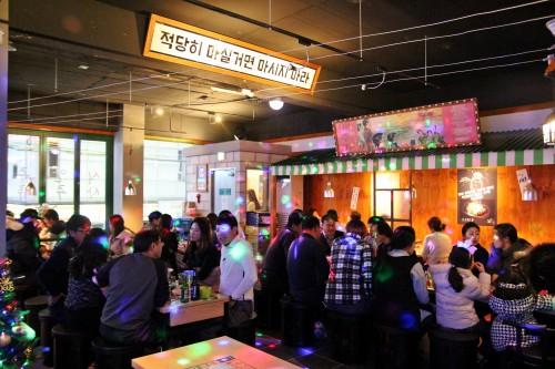 คนเกาหลีส่วนใหญ่นิยมดื่มสังสรรค์เป็นเรื่องปกติ ทั้งการดื่มกับเพื่อนฝูง และคนในที่ทำงาน แต่รู้มั้ยว่าคนเกาหลีเขาดื่มกันหนักแค่ไหน?