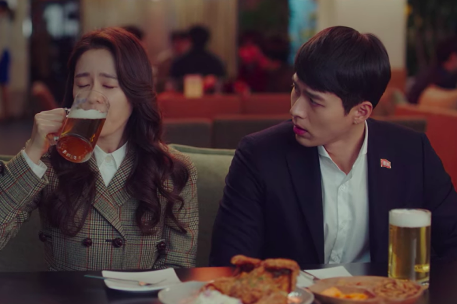 餐酒館內喝酒的人們半醉狀態，桌上有小吃與酒瓶分佈其間。