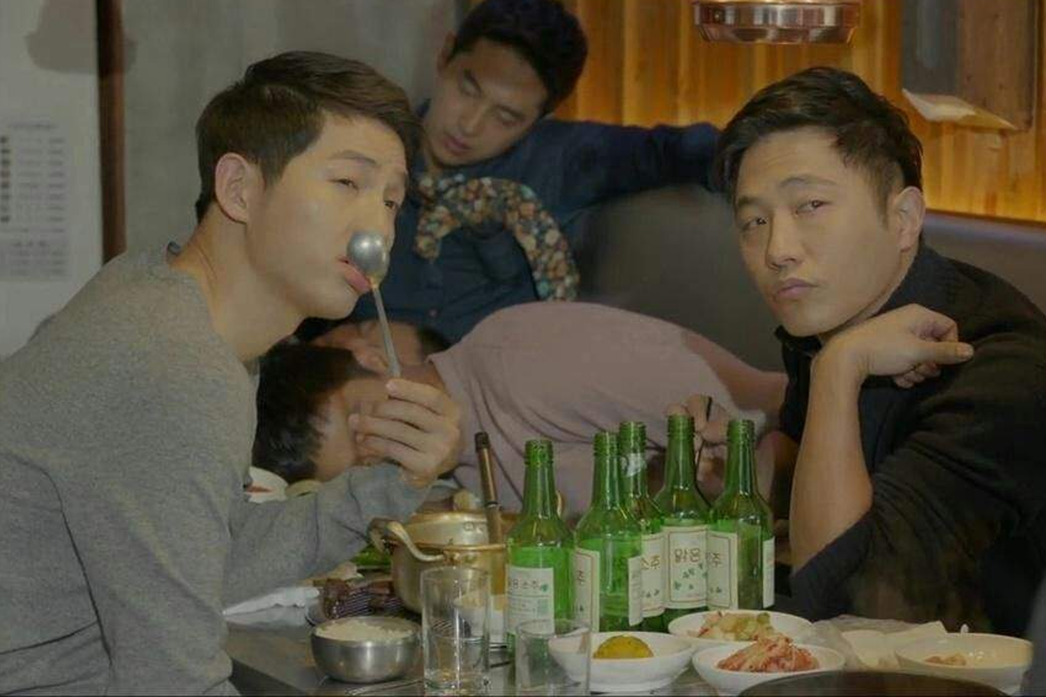 幾瓶韓國燒酒和多樣下酒小菜，是韓國人的典型聚餐畫面。