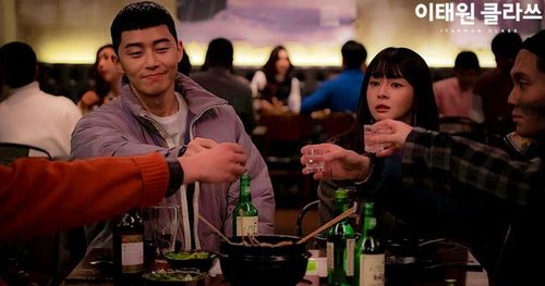 คนเกาหลีส่วนใหญ่นิยมดื่มสังสรรค์เป็นเรื่องปกติ ทั้งการดื่มกับเพื่อนฝูง และคนในที่ทำงาน แต่รู้มั้ยว่าคนเกาหลีเขาดื่มกันหนักแค่ไหน?