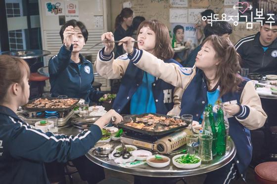 คนเกาหลีส่วนใหญ่นิยมดื่มสังสรรค์เป็นเรื่องปกติ ทั้งการดื่มกับเพื่อนฝูง และคนในที่ทำงาน แต่รู้มั้ยว่าคนเกาหลีเขาดื่มกันหนักแค่ไหน?