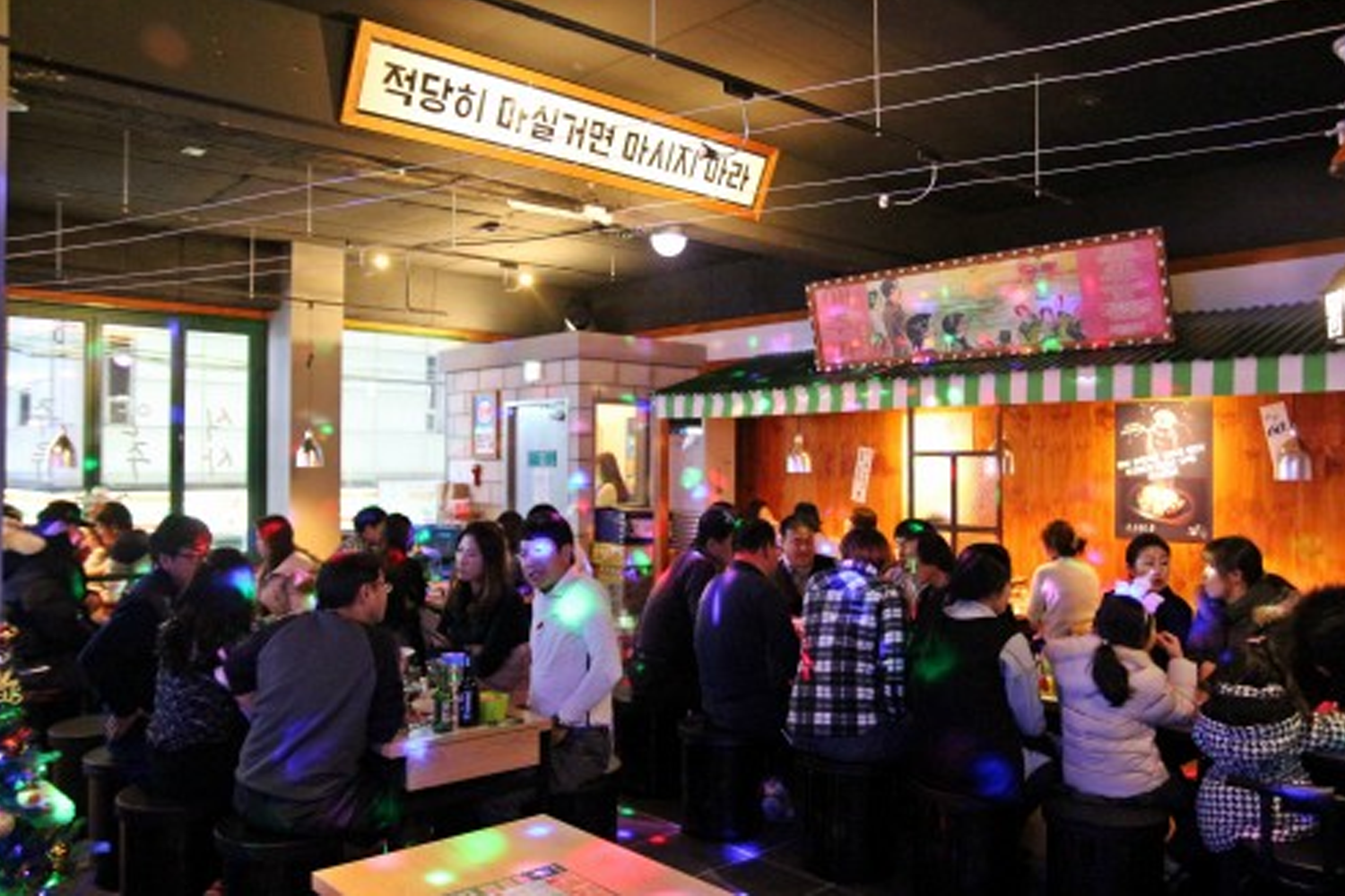 韓國的酒吧場景中，桌上擺放著各類飲料和小吃。