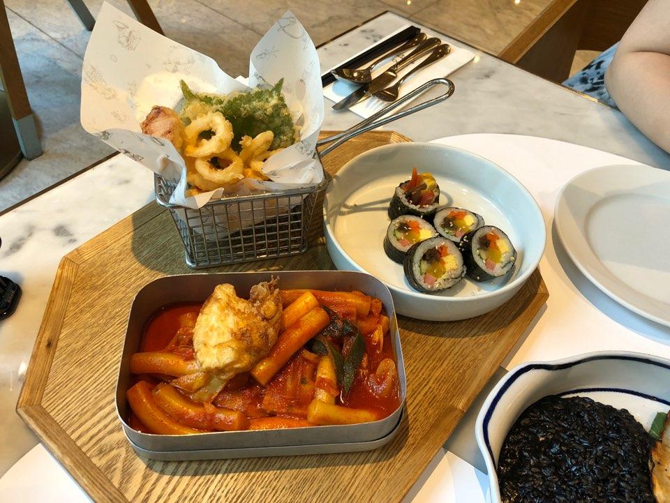 在SMTOWN & CAFE享用著名的辣炒年糕和飯卷，口感獨特的韓國料理。