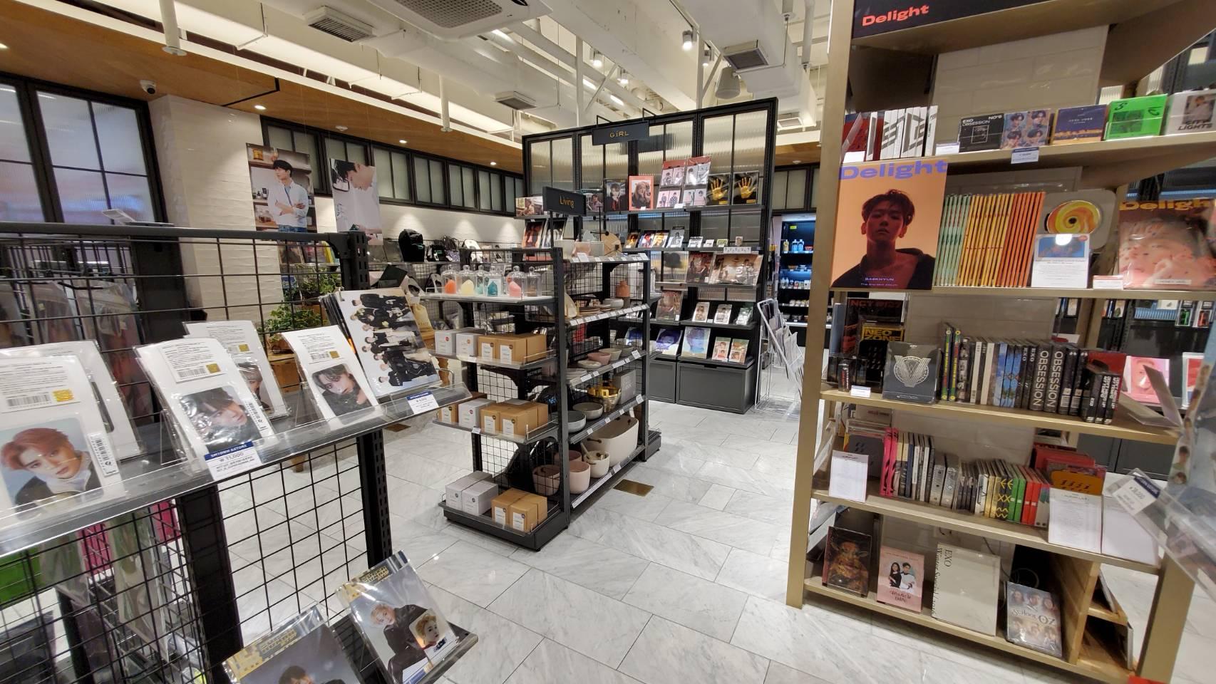 SMTOWN & CAFE內的藝人別針和文具商品，適合粉絲收藏的獨特設計。