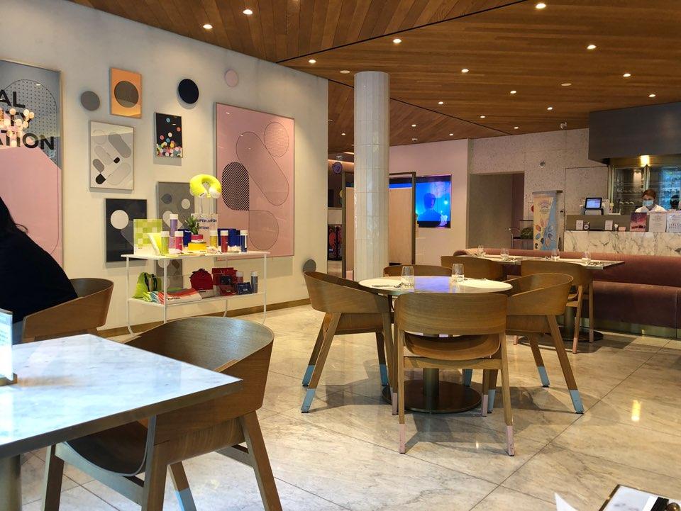 SMTOWN & CAFE標語和主題牆，吸引拍照和社交媒體分享的顧客。