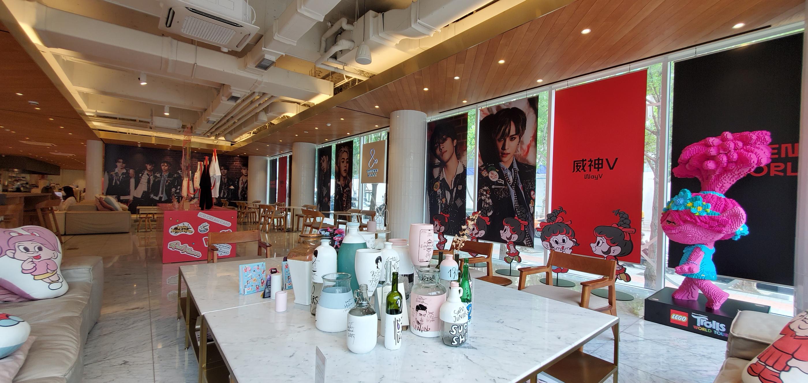 SMTOWN & CAFE的一角，設有舒適座位區供顧客休息和交流。