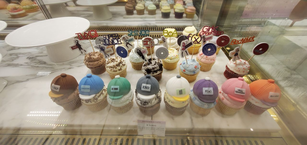 SMTOWN & CAFE展示各種偶像主題杯子蛋糕，是粉絲必訪的打卡景點。