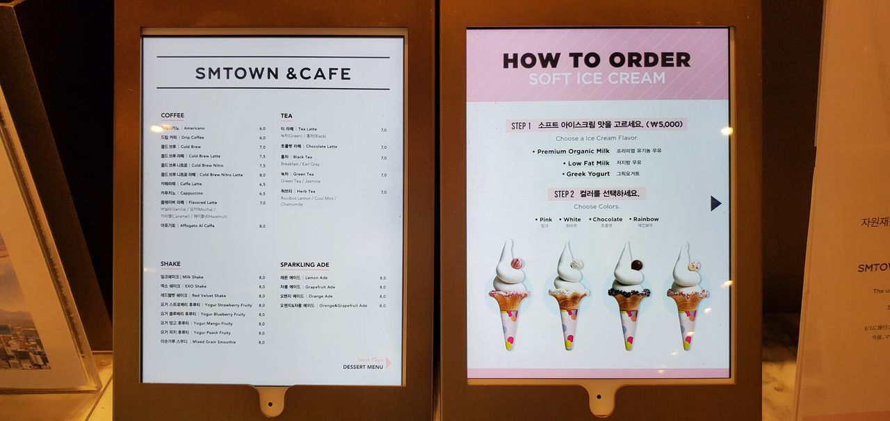 SMTOWN & CAFE菜單顯示提供多種飲品和甜點選擇，滿足不同顧客需求。