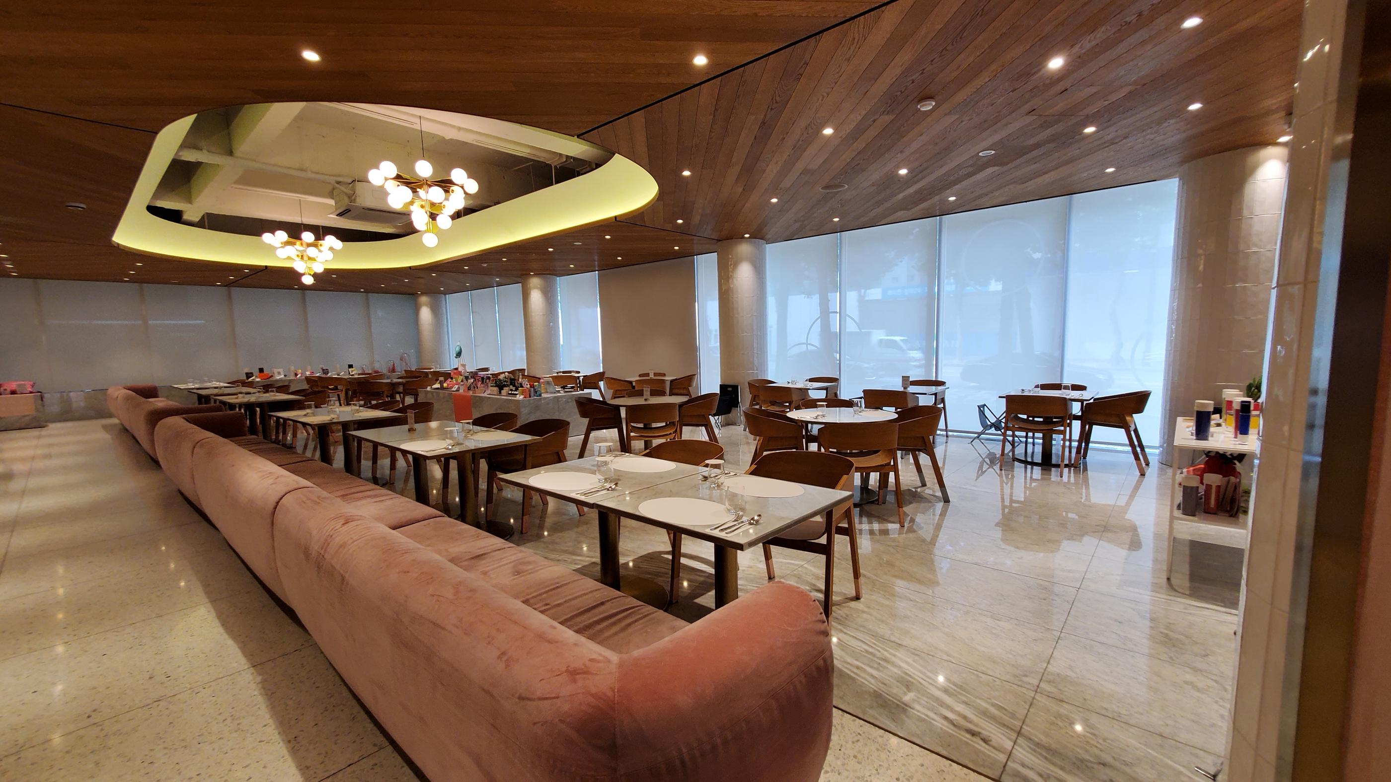 SMTOWN & CAFE餐廳內部設計典雅，適合聚餐和特別場合慶祝。