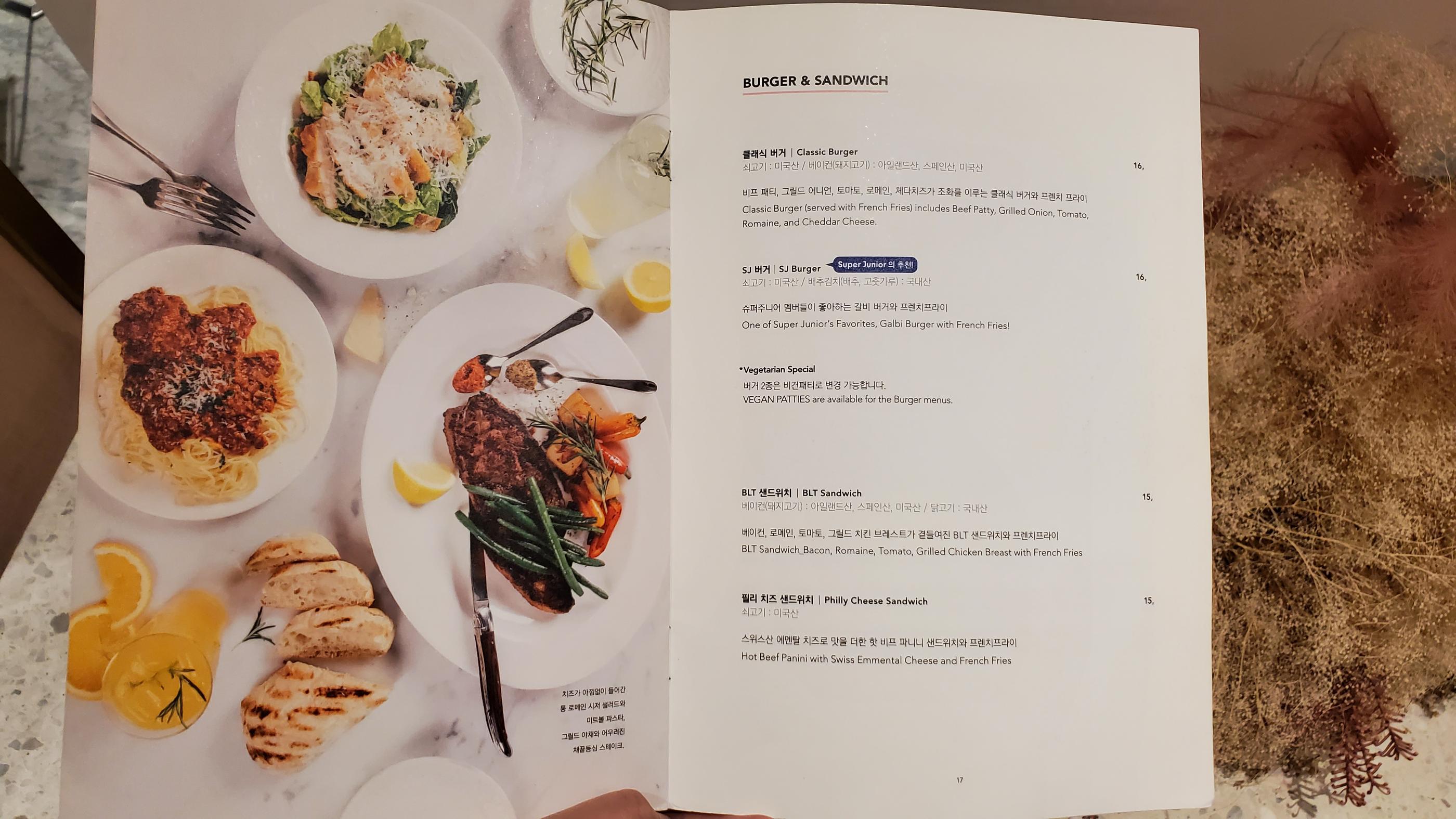 SMTOWN & CAFE牆壁上展示的偶像相片和藝術作品，讓粉絲大飽眼福。