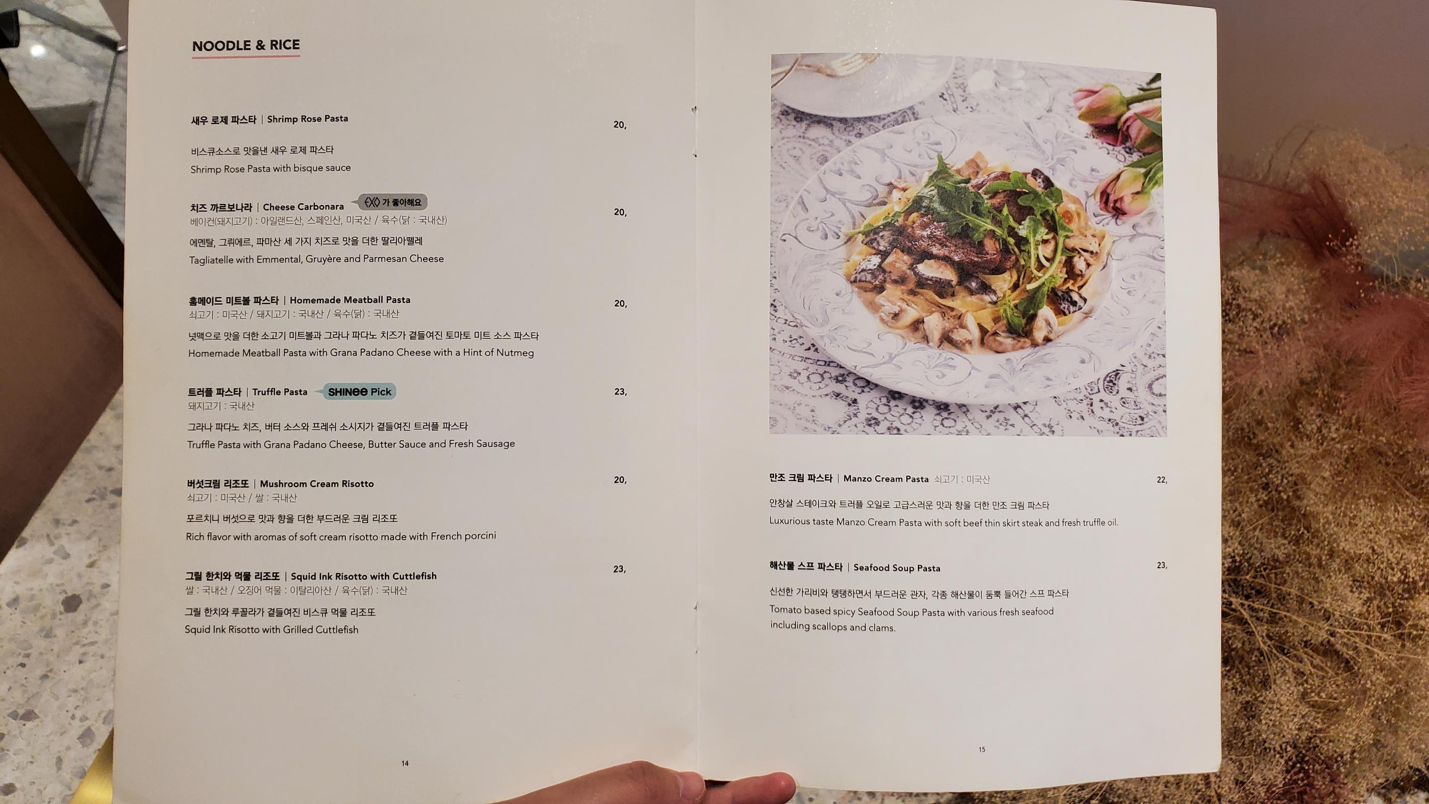 SMTOWN & CAFE夜間氛圍，適合夜間聚會和約會場所。