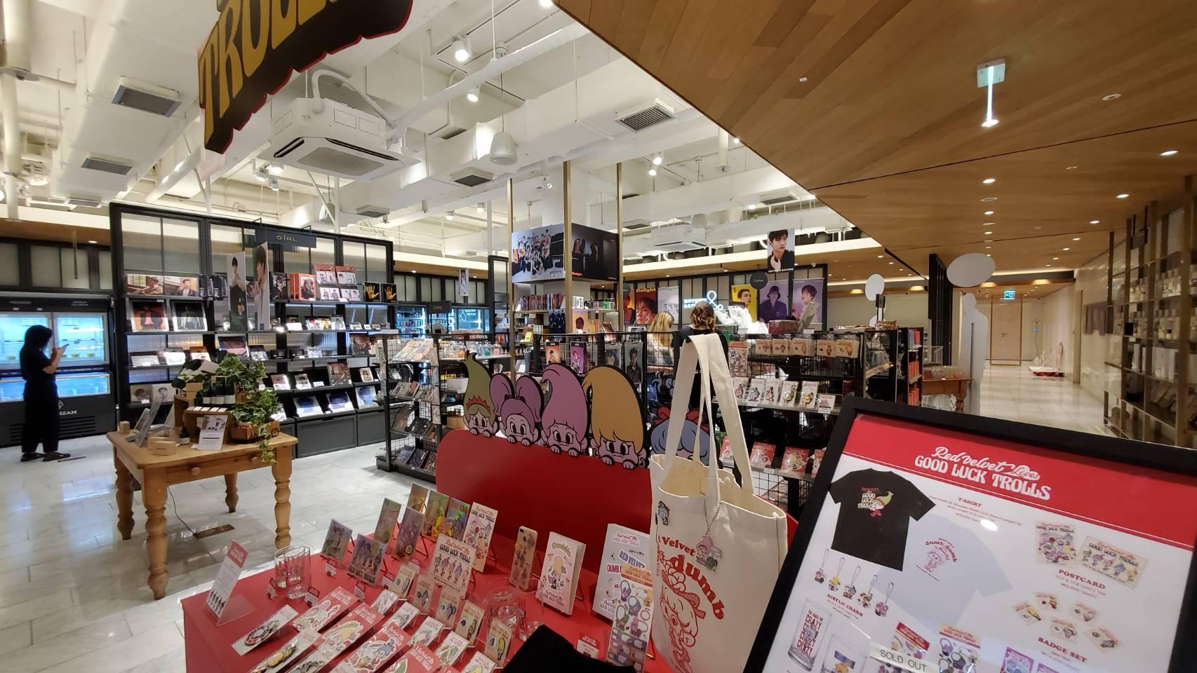 SMTOWN & CAFE內的藝人周邊商品展示區，讓粉絲可以購買到心儀的紀念品。