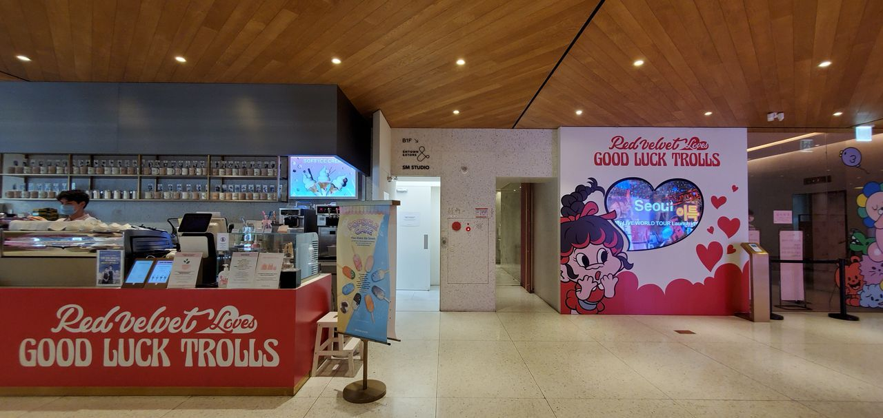 SMTOWN & CAFE的內部展示區，提供藝人相關產品展示和購買。