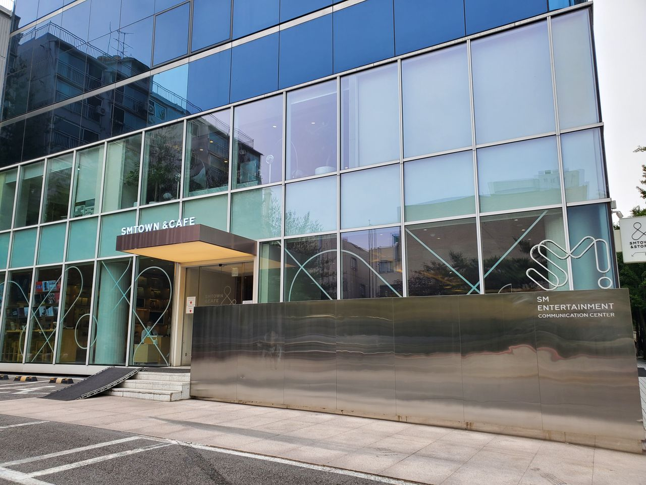 SMTOWN & CAFE大門口，位於清潭洞的熱門景點，吸引許多藝人粉絲的咖啡廳。