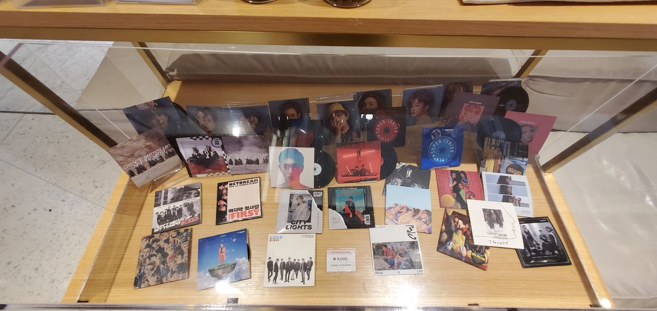 SMTOWN & CAFE旁展示的迷你黑膠造型杯墊，吸引懷舊風格愛好者。