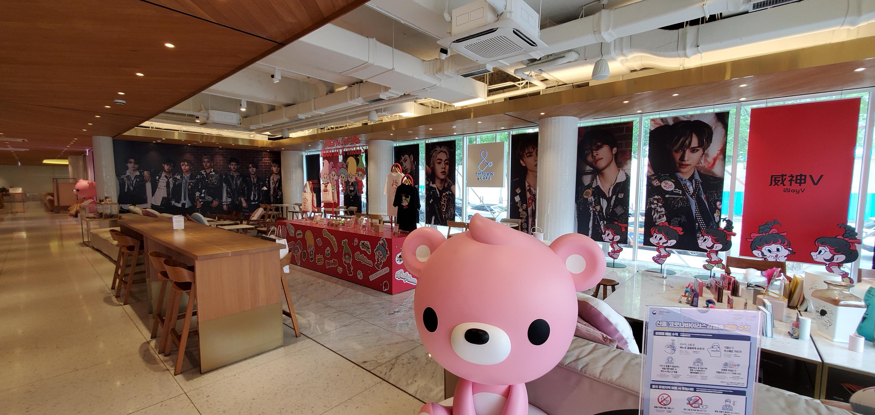 SMTOWN & CAFE窗外可以欣賞城市景觀，提供放鬆和拍照的好去處。