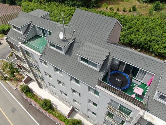 韓國，一棟多層樓的建築物俯瞰頂層陽臺。