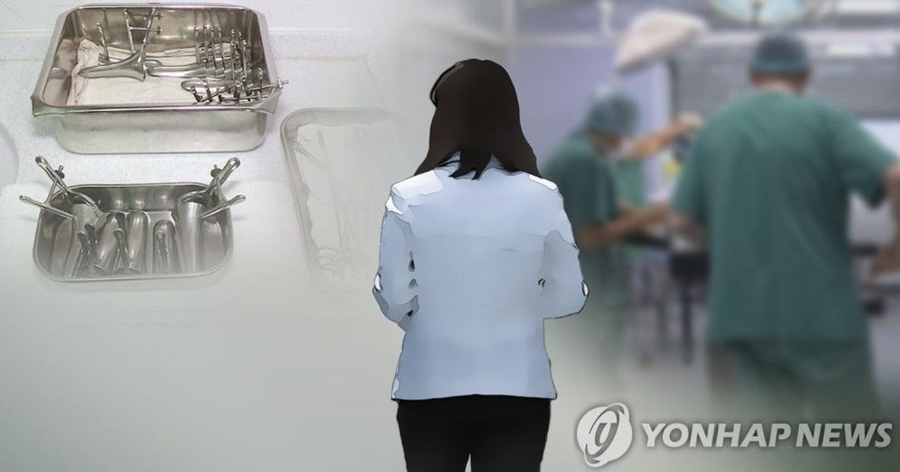 韓國，一名女子等待進入手術室，背景為醫療器材。