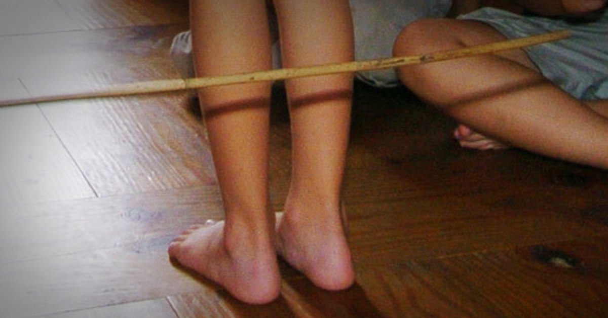 韓國，一個孩子被棍棒懲罰，腿部特寫。