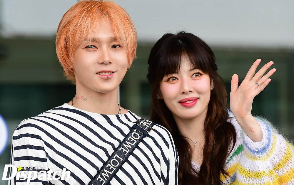 ヒョナとDAWNのカップルが一緒に写っている写真。ヒョナはストライプのシャツを着ている。芸能人カップルのパパラッチ写真です。