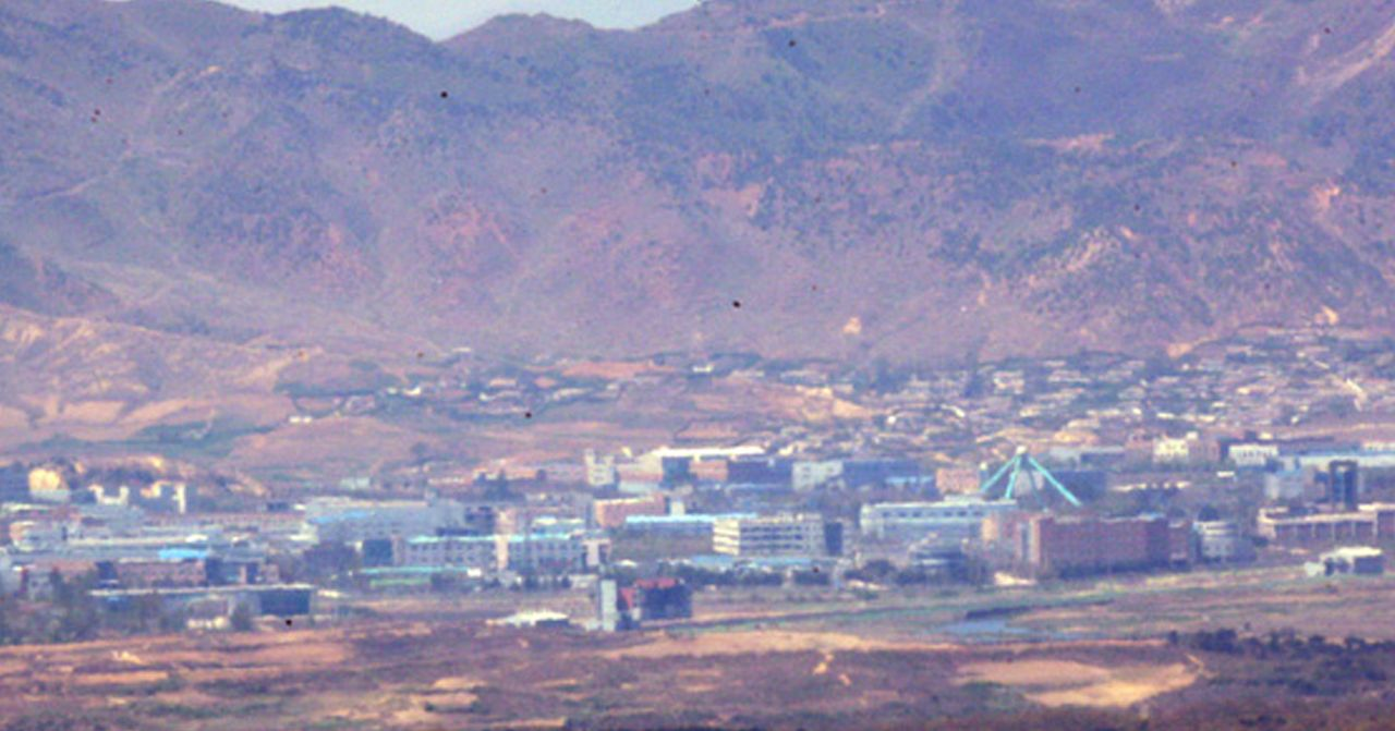 ภาพทิวทัศน์เขตเมืองเคซองในเกาหลีเหนือที่ถูกระเบิดโดยเกาหลีเหนือในการปฏิบัติการทางการทหารครั้งล่าสุด