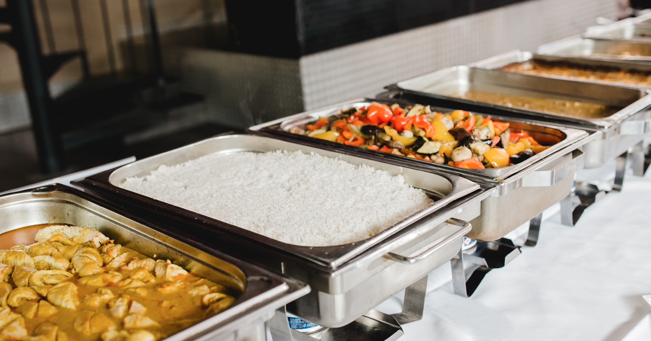 自助餐枱上的韓國婚禮食物，包括米飯、蔬菜和咖喱雞塊，展示婚宴上提供的傳統韓國飲食。
