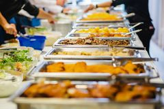 Bàn tiệc buffet tại tiệc cưới Hàn Quốc, bữa ăn theo phong cách tự phục vụ trong đám cưới.