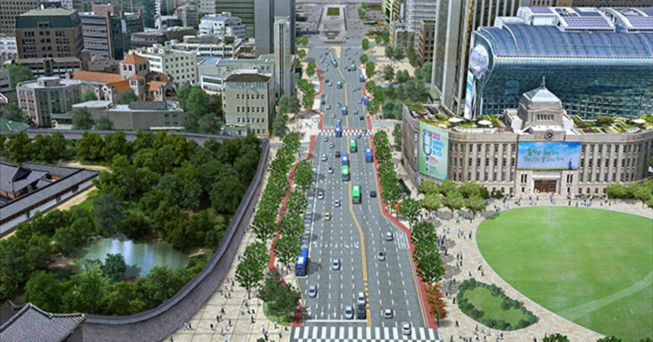 首爾市中心的航拍圖，展示著新的步行道路和城市密集的建築環境，包括了眾多現代和歷史性建築的共存。