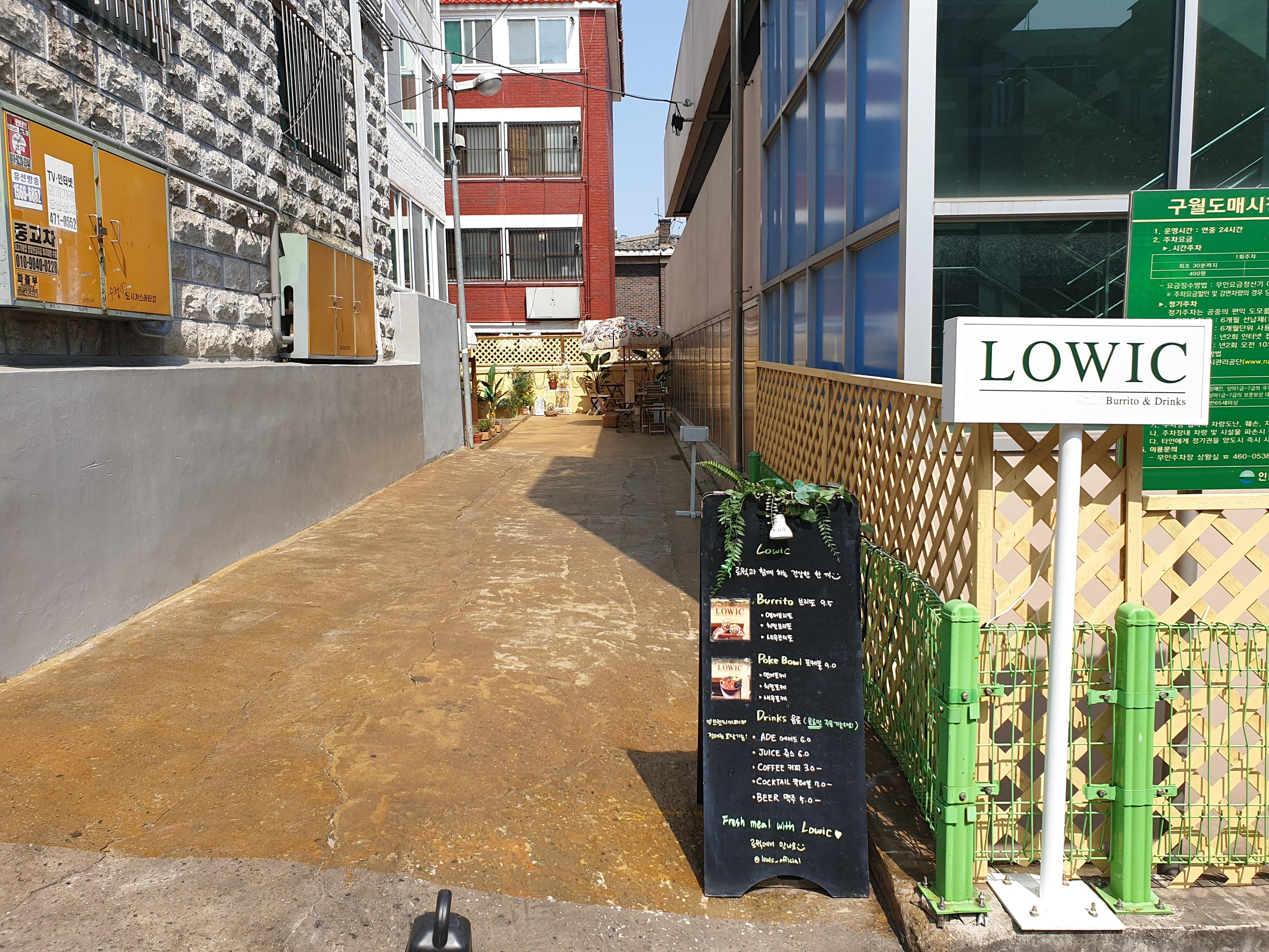 韓国のクウォル洞に位置するLowicカフェの外観。黄色のアクセントで、ブリトーとドリンクの看板が際立つ。