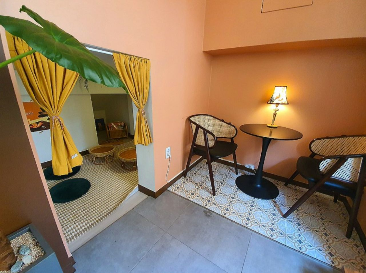 Lowicカフェ内のアジアンスタイルのエリアは落ち着いた暖色系で、リゾート地のようなリラックスした雰囲気。