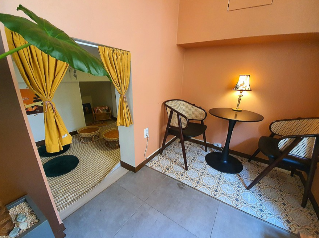 Lowicカフェの室内、暖色系の壁とヴィンテージ風傢俱が暖かさを感じさせるエリア。