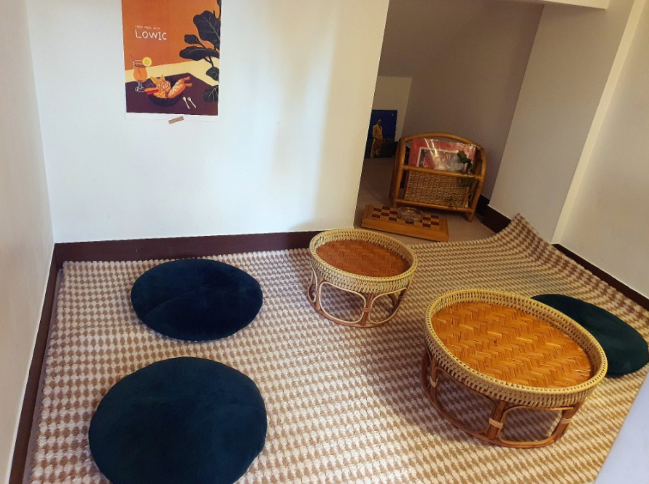 座布団が置かれたLowicカフェの座敷スタイルエリア、読書やリラックスに最適。