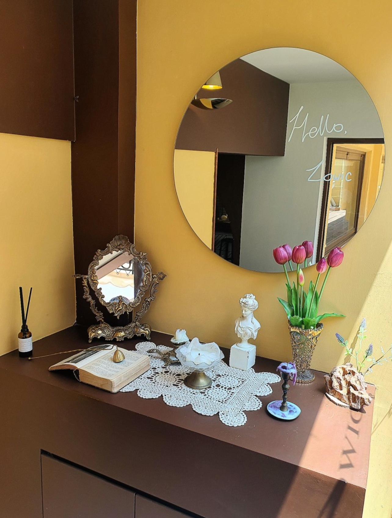 Lowicカフェの室内、優雅な装飾が施され、Roundミラーがあるエリア。