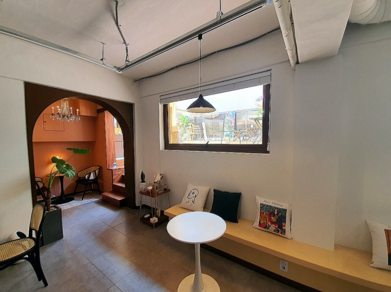 Lowicカフェの室内にはモダンデザインのオープンスペースがあり、居心地よいソファが置かれている。