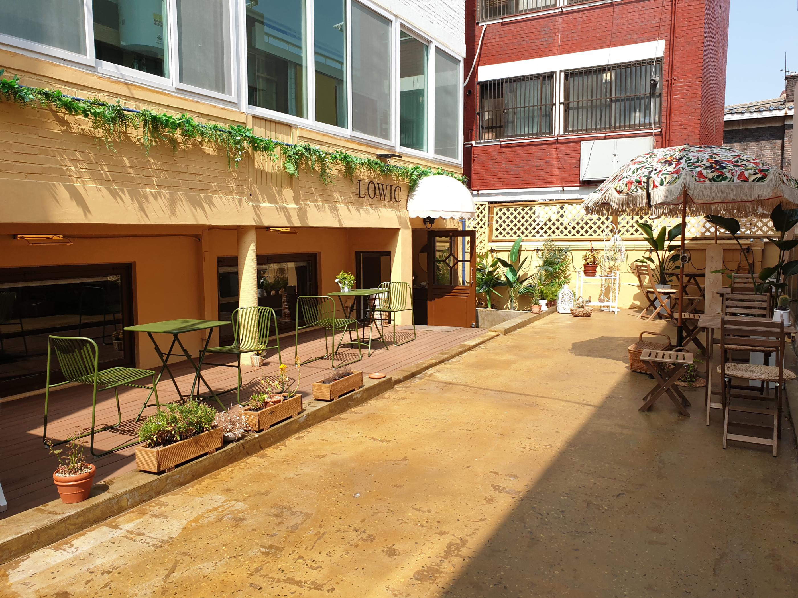 Lowicカフェの外庭には緑の椅子とテーブルが並び、海外のような雰囲気を醸し出している。