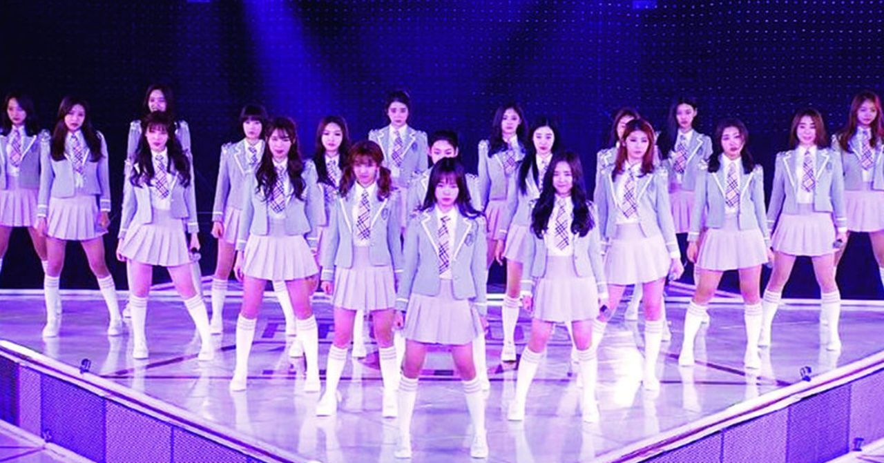 ผู้เข้าแข่งขันรายการ Produce 101 ในชุดแสดง สดใสบนเวที