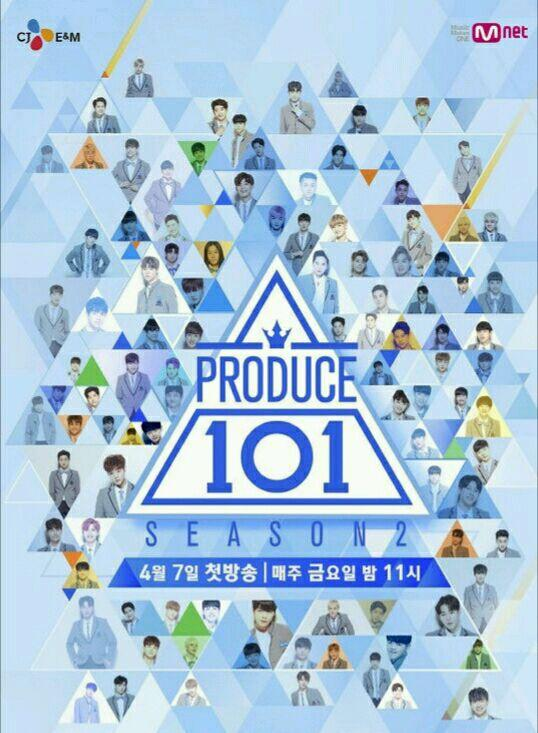 多位參加者圍繞在Produce 101第二季的宣傳海報