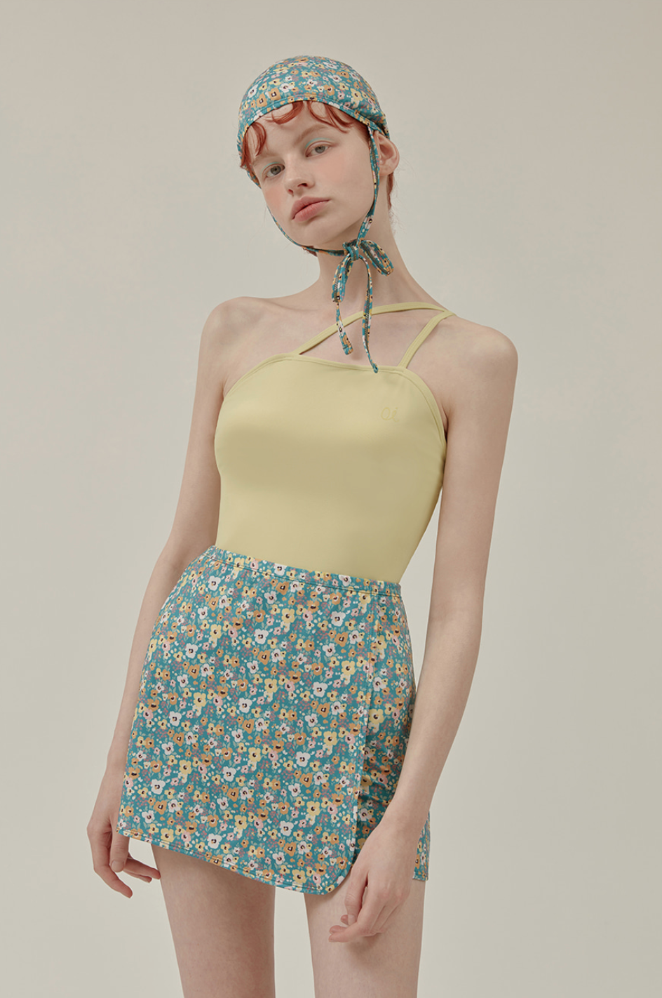 模特兒展示黃色和藍色花卉裙的側面造型