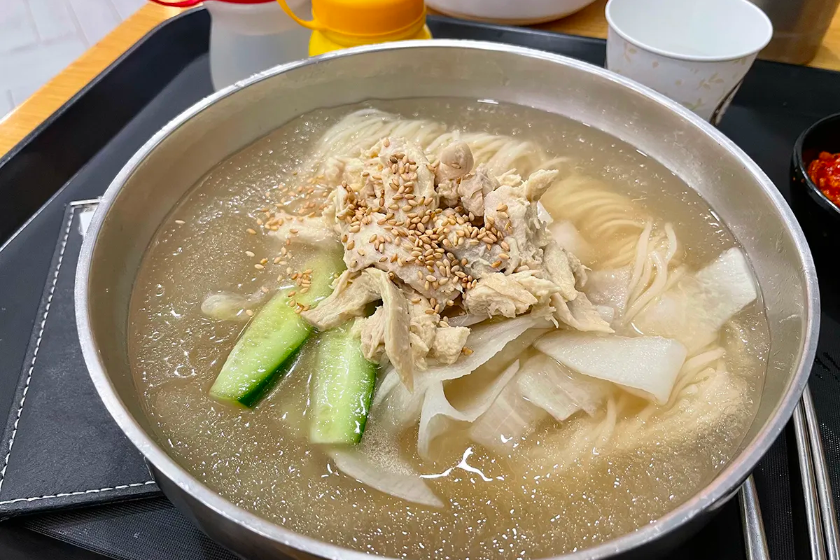 一碗韓國醋雞麵，雞肉、麵條和黃瓜片輕拌在清酸的湯汁中，給盛夏的味蕾帶來清新口感。