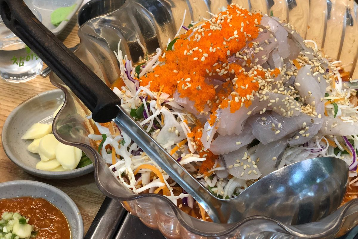 獨特的水魚生，搭配酥脆的紫菜絲、芝麻與新鮮魚片，色彩繽紛如日式沙拉。