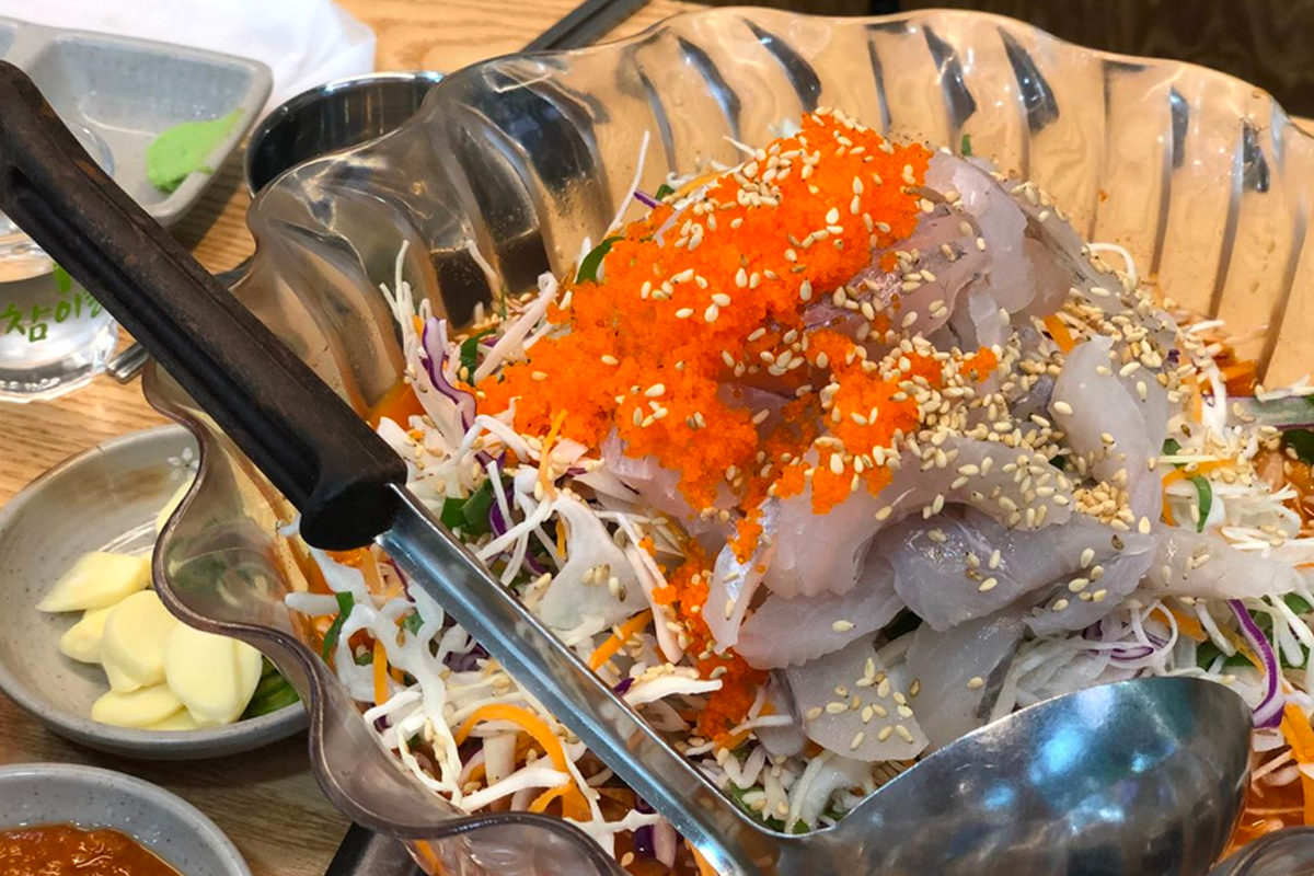 韓國水生魚片拌上明太子、芝麻和蔬菜，如海鮮沙拉般豐盈的配料展示出夏日清爽風味。