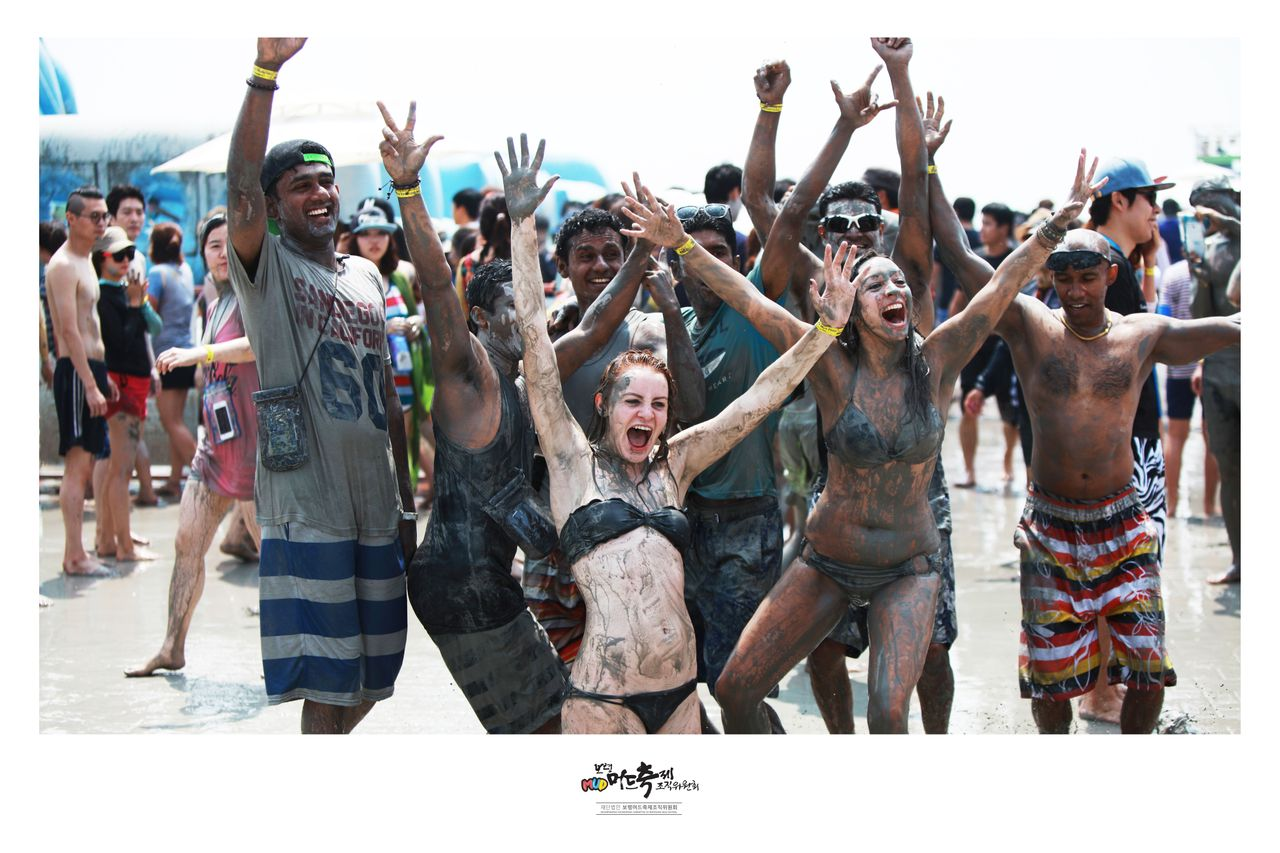 เทศกาลโคลนบอรีในเกาหลีผู้ร่วมงานสนุกสนานไปกับการเล่นโคลนกับเพื่อนๆ ในบรรยากาศที่สดใสและเต็มไปด้วยความคึกคะนอง